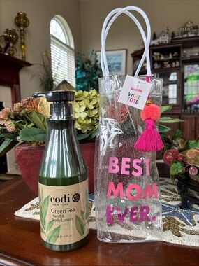 Codi Green Tea Hand & Body Lotion 750mL in BEST MOM EVER Clear Glitter Wine Tote